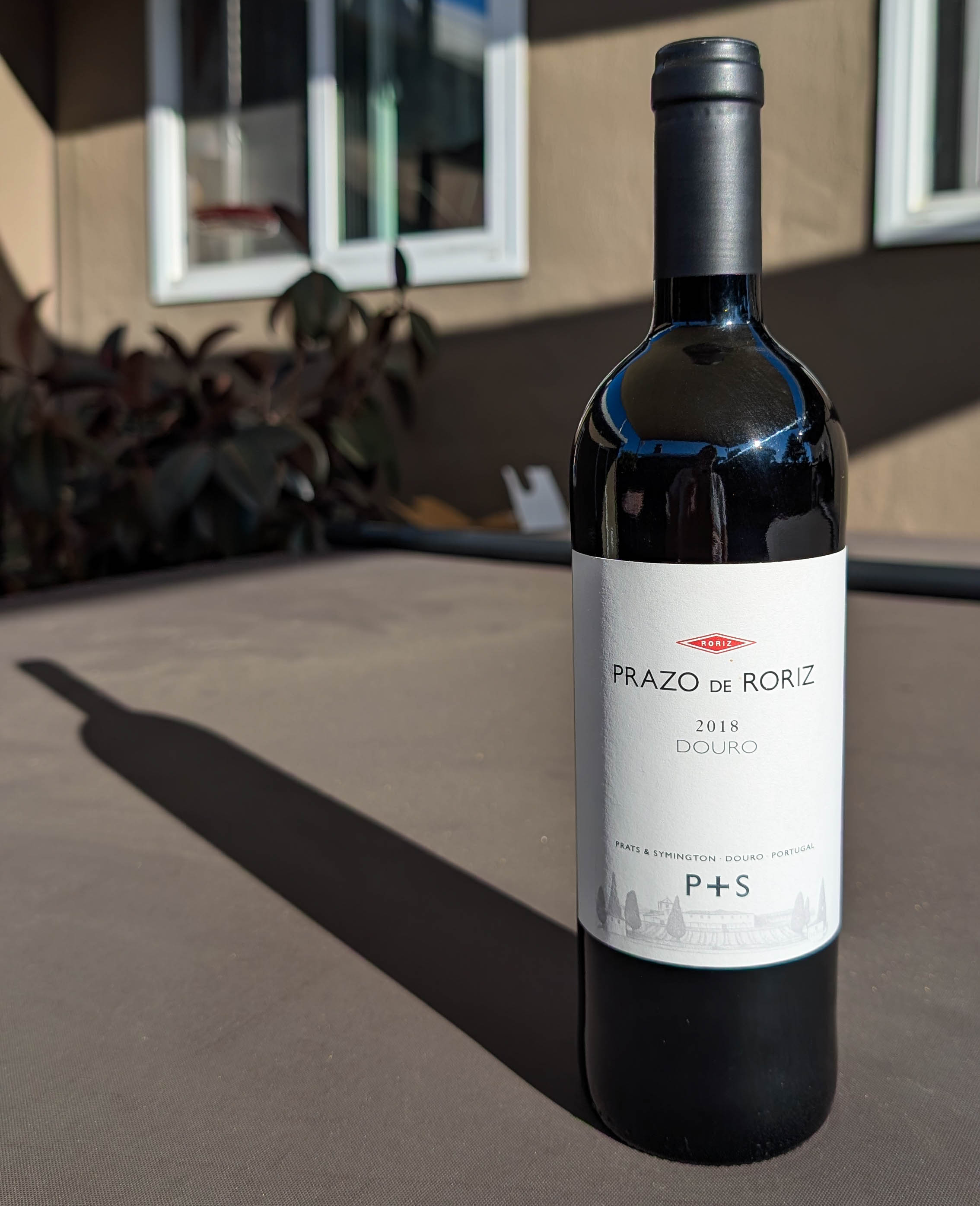 prazo de roriz red wine bottle