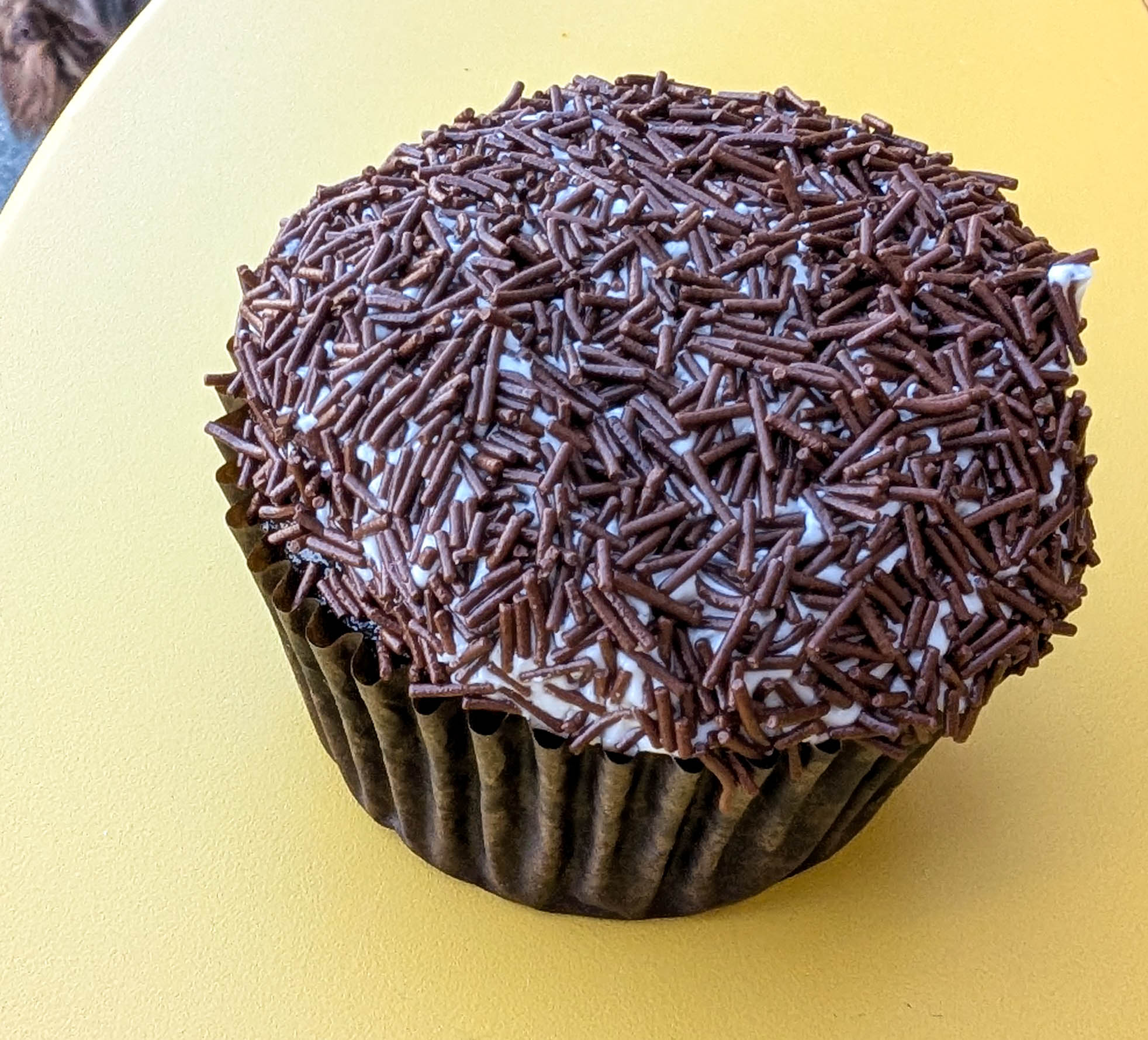 whisk cake chocolate truffle cupcake
